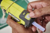 Ryobi RGLU4-0 Akku-Hei&szlig;klebepistole Klebepistole 4V inkl. 3x Klebesticks